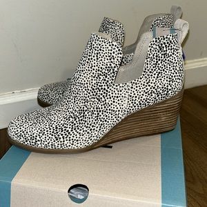 Toms Kallie booties NWT